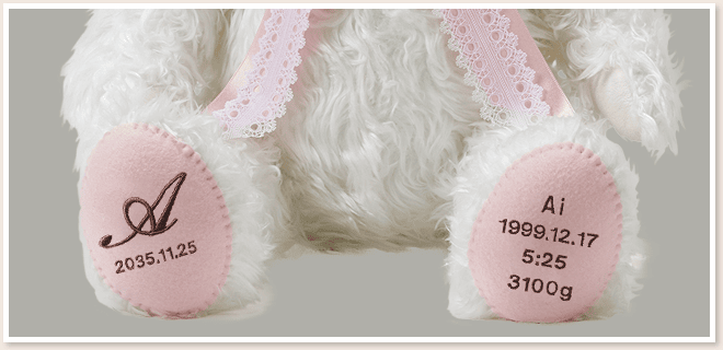 スノーホワイトのベアはピンクのフェルトにブラウンの刺しゅう糸