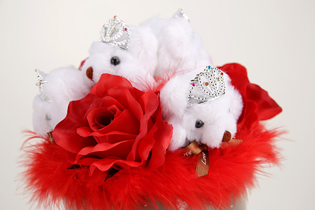 くまブーケ自立型：エレガントローズ（赤色のバラの造花3本付き）