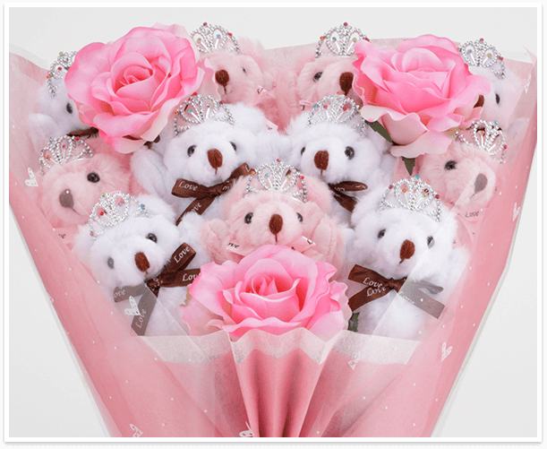 くまブーケ スタンダード：プラチナプリンセス（ピンク色のバラの造花3本付き）