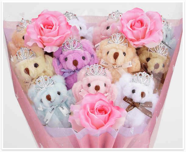 くまブーケ スタンダード：チェリッシュ（ピンク色のバラの造花3本付き）