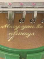 間違いがないように刺しゅうします