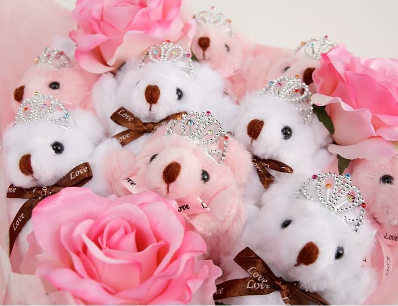 くま束（くまブーケ）スタンダード：プラチナプリンセス（バラの造花3